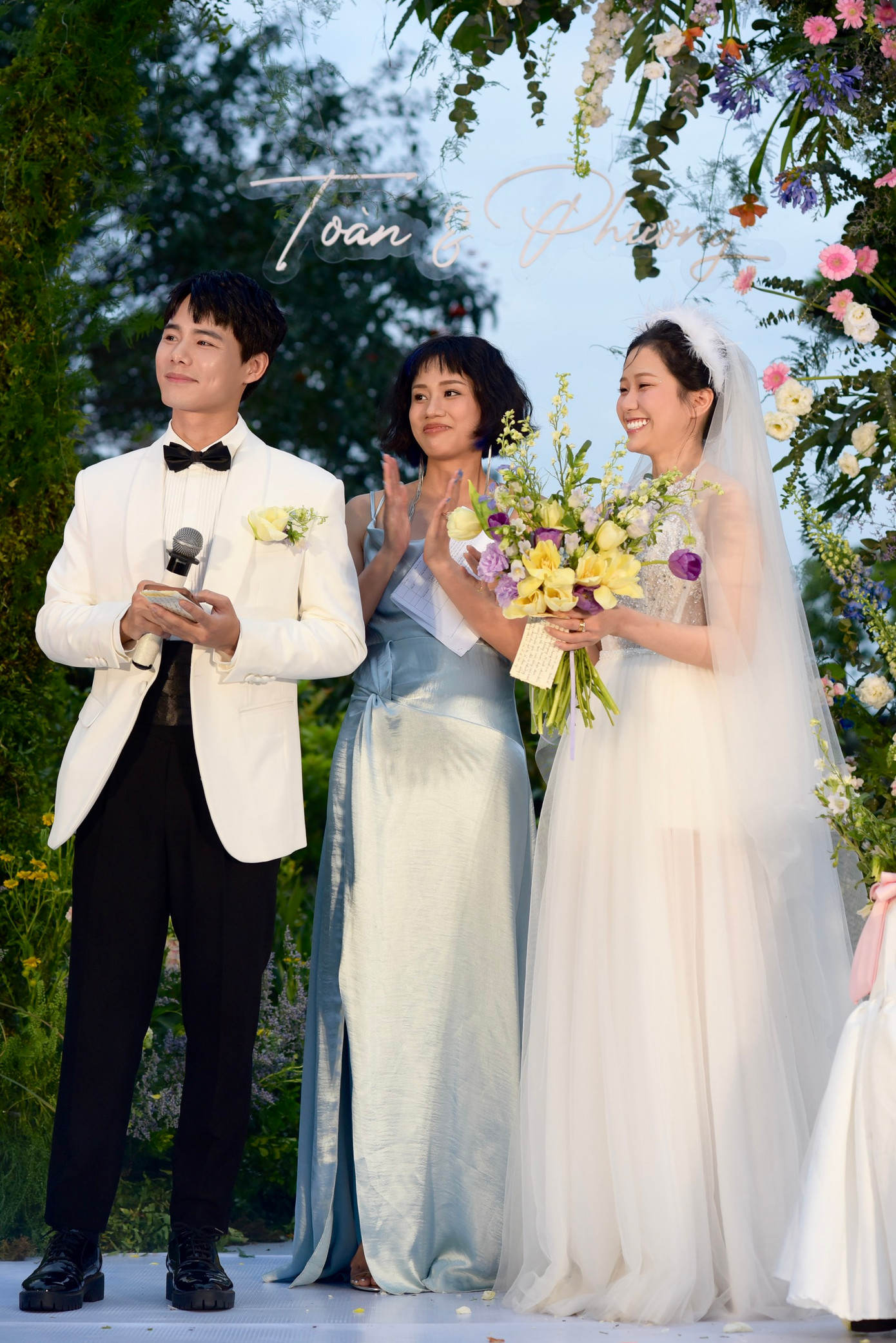 Diễn viên Hiền Lê trong lễ cưới của bạn diễn và em gái.