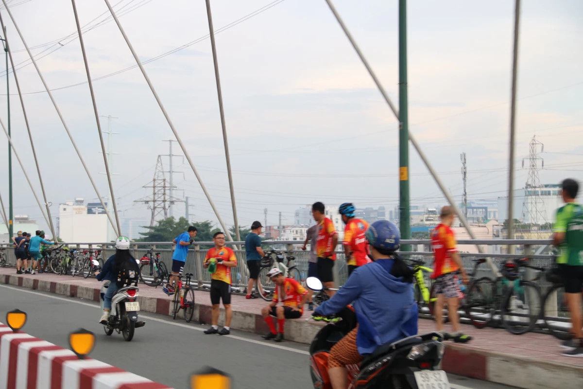 Nhiều người dừng nghỉ và để xe ngay trên lối đi dành cho người đi bộ trên cầu Bình Lợi.