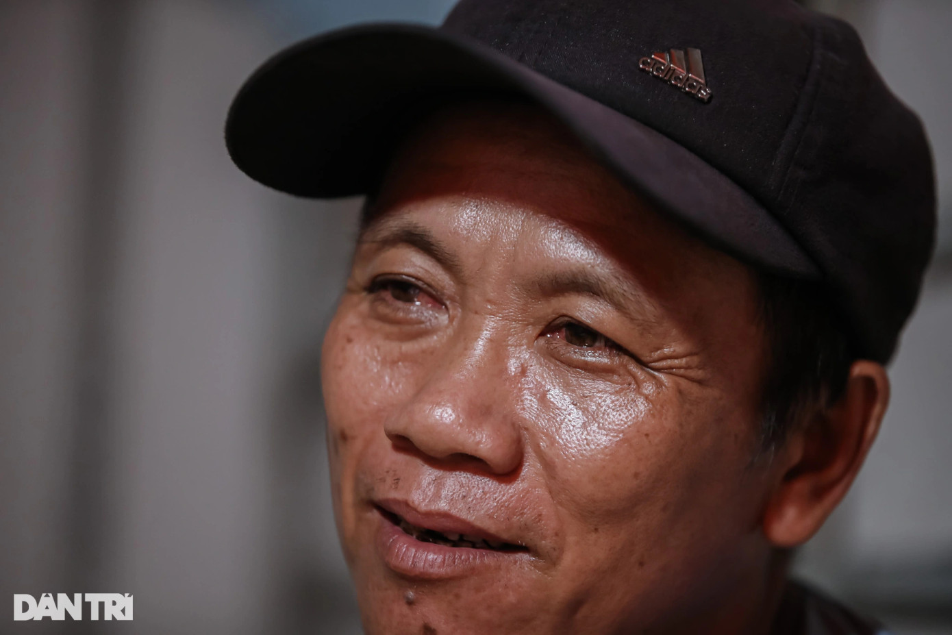 Ông Vũ bật khóc khi nhớ lại cảnh ngôi nhà mà gia đình ông tích góp bao năm để xây dựng bị tháo dỡ. "Tôi nhớ mãi buổi chiều hôm đó, con gái lớn của tôi đi học về, thấy ngôi nhà đã thành đống đổ nát, nó ôm chầm tôi khóc to rồi hỏi "nhà mình bị sao vậy ba?", vợ chồng tôi cũng không biết giải thích sao với con mà lúc đó chỉ biết ôm chặt con gái..", anh Vũ xúc động.