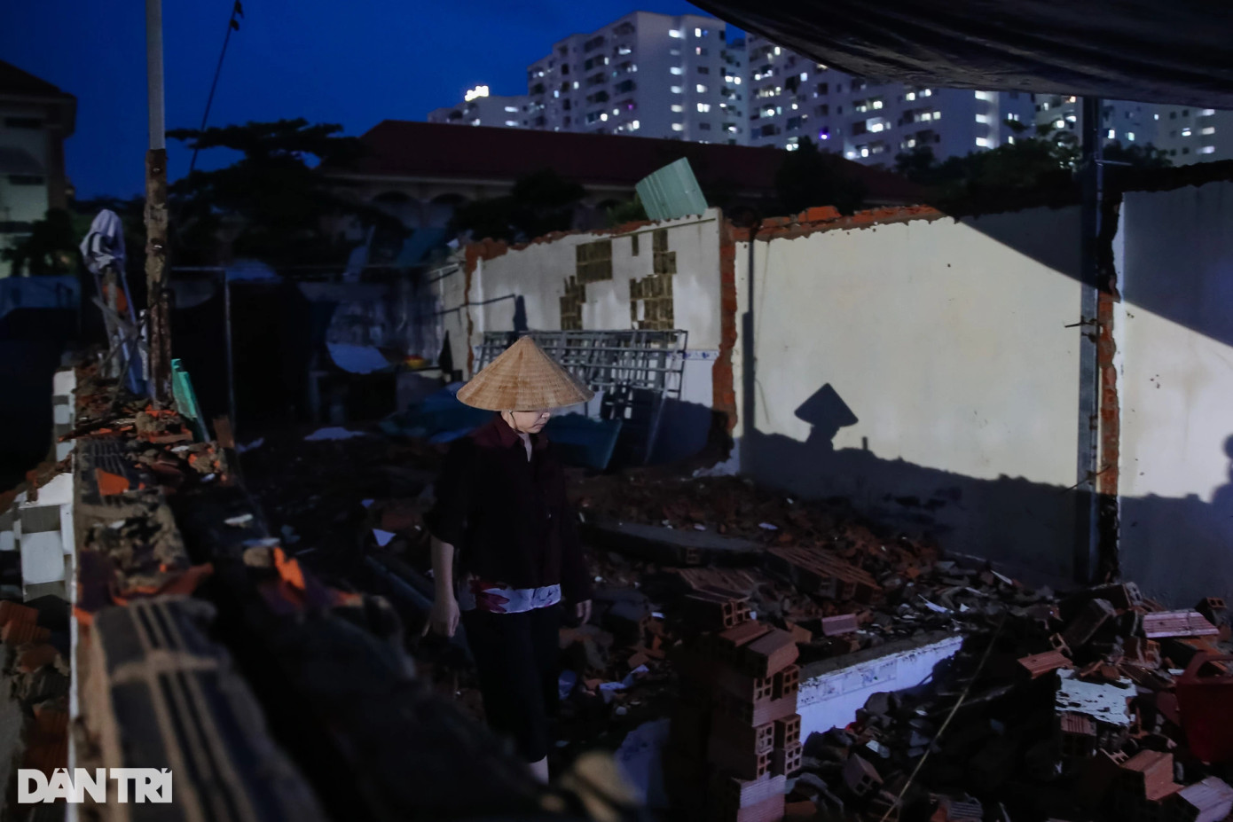 Liên quan đến tình hình vi phạm xây dựng nhà ở trên đất nông nghiệp ở địa bàn phường Tân Tạo. Vừa qua, UBND quận Bình Tân đã ra yêu cầu các đơn vị liên quan kiểm điểm và xem xét, xử lý trách nhiệm đối với các cán bộ, công chức thiếu trách nhiệm để xảy ra vi phạm trong lĩnh vực đất đai và xây dựng.