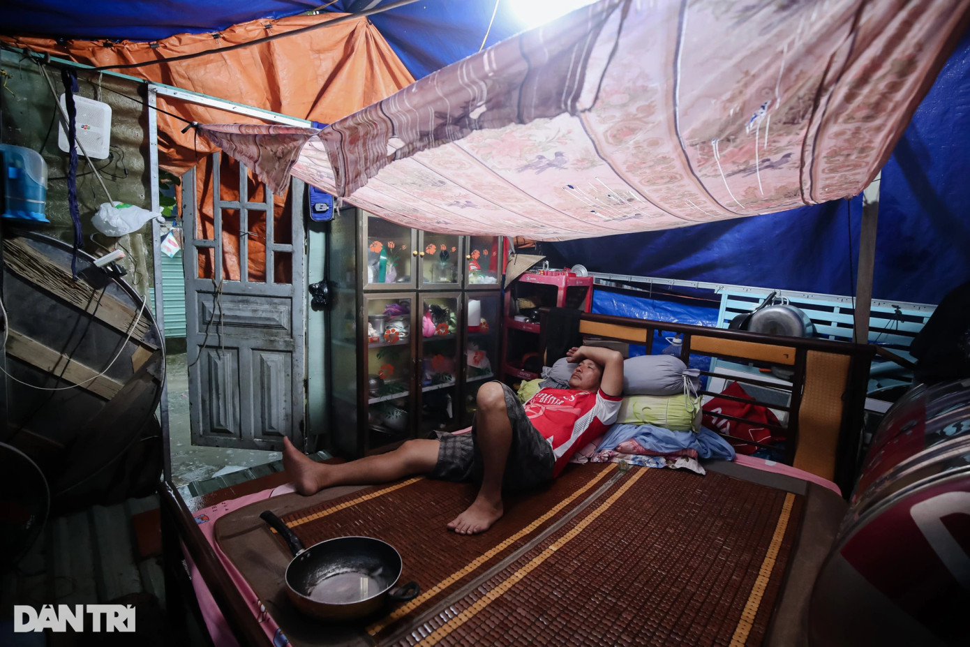 Sau khi căn nhà bị tháo dỡ, ông Đức phải dựng nhà tạm bằng bạt. Nơi ở tạm rộng chưa đầy 6m2, mỗi khi mưa, ông phải dùng xoong nồi để hứng nước.