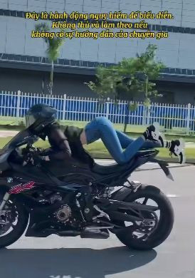 Ngọc Trinh nằm trên xe môtô. Cô bị rách chân phải khâu 3 mũi và chấn thương phần mềm. Ảnh: Chụp màn hình.