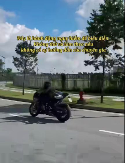 Ngọc Trinh nằm trên xe môtô. Cô bị rách chân phải khâu 3 mũi và chấn thương phần mềm. Ảnh: Chụp màn hình.