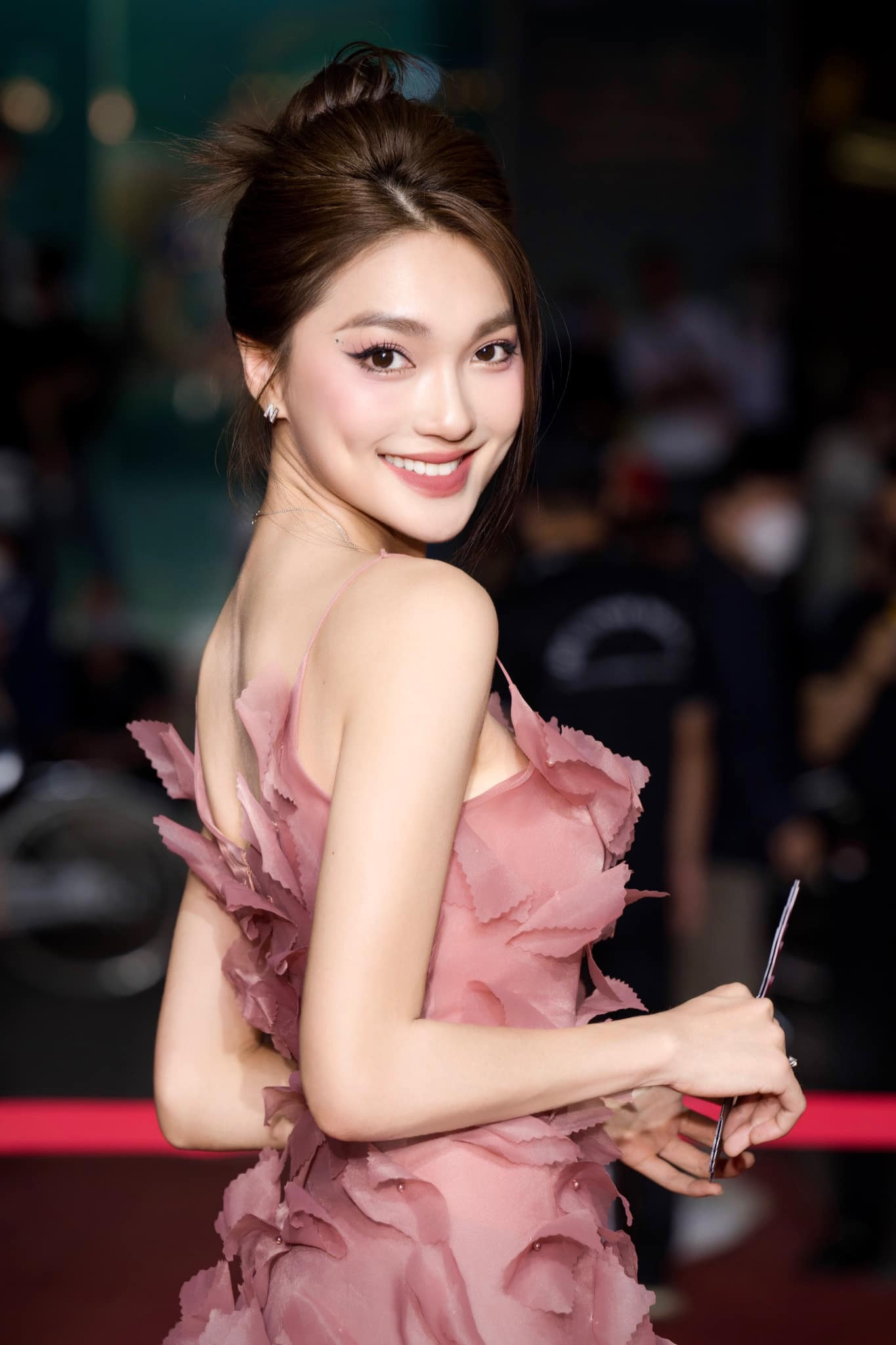 Với Ngọc Nữ, việc cô xuất hiện trên SVĐ Hàng Đẫy ít nhiều gây bất ngờ. Một số khán giả tò mò mục đích Ngọc Nữ tới sân hay cô đang âm thầm hẹn hò với cầu thủ nào tham gia Siêu cúp Quốc gia 2023.