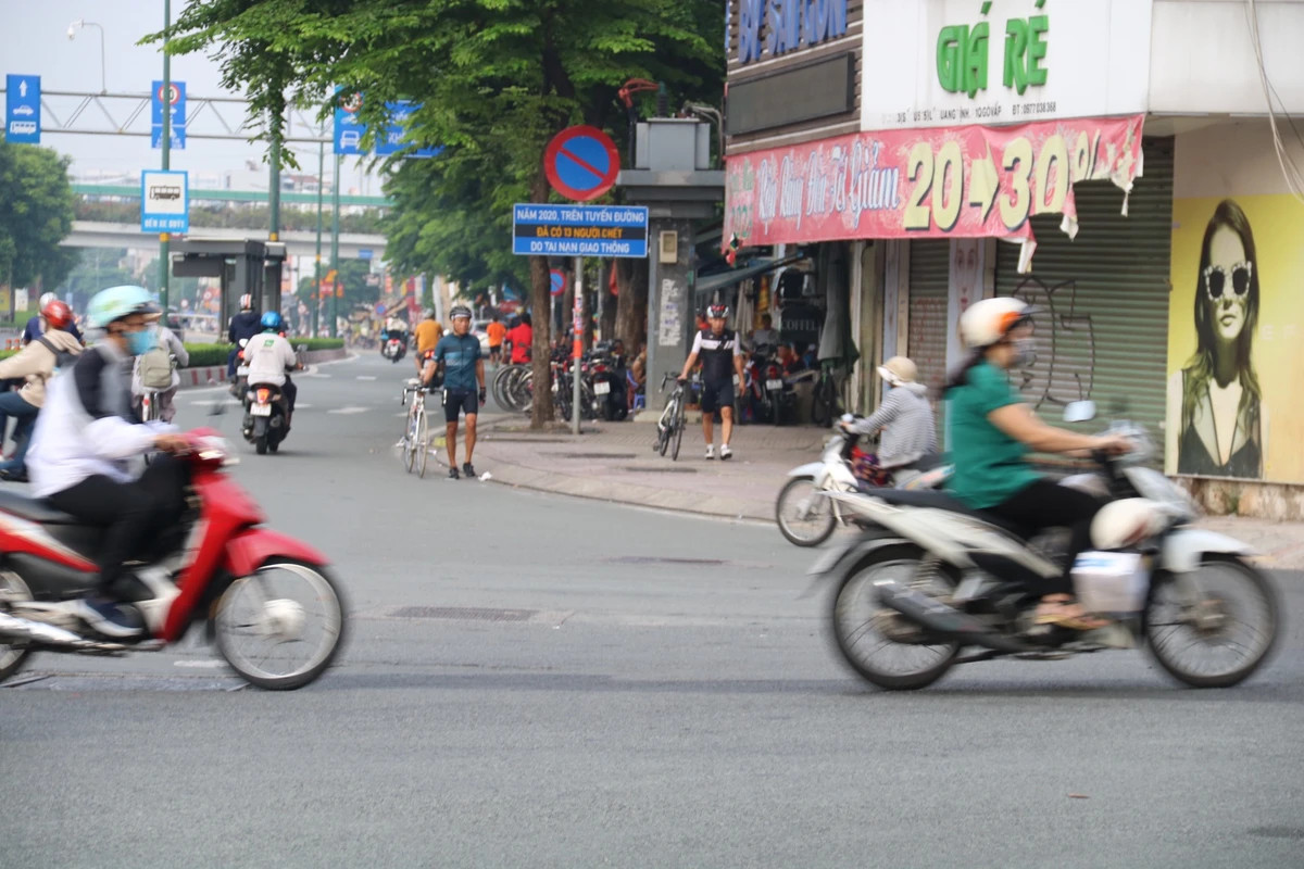 Người chạy xe đạp dẫn xe đi ngược chiều để rẽ vào đường khác.