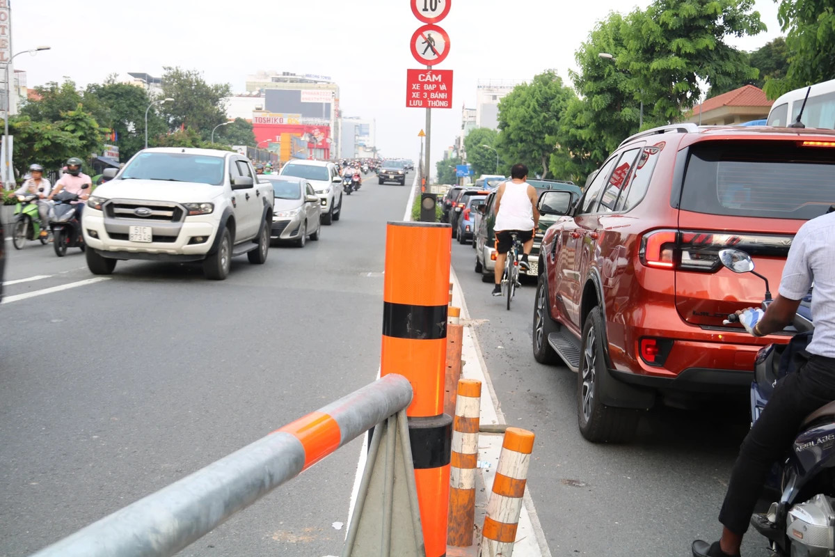 Một người chạy xe đạp vào làn dành cho ô tô.