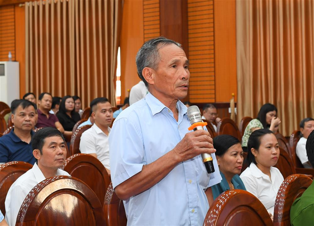 Cử tri nêu một số vấn đề trước Đoàn đại biểu Quốc hội. Cử tri nêu một số vấn đề trước Đoàn đại biểu Quốc hội.