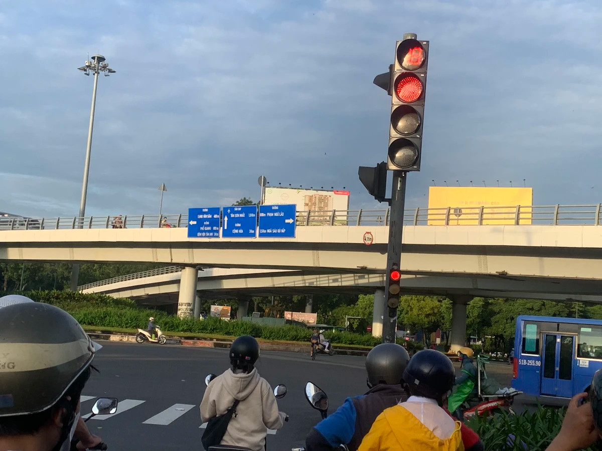 Còn 18 giây đèn đỏ nhưng xe đạp này đã vượt qua bên kia đường.