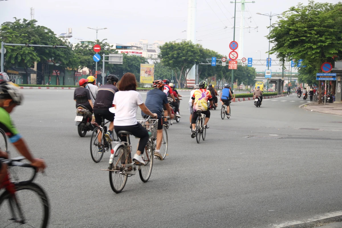 Trao đổi với PLO, Đại diện Phòng CSGT Đường bộ - Đường sắt TP.HCM (PC 08), Công an TP.HCM cho biết hiện nay các đơn vị đang tích cực ra quân, xử lý các trường hợp đạp xe vi phạm luật giao thông. Hiện nay, việc duy trì thói quen chạy xe đạp để tập thể dục là vô cùng tốt. Tuy nhiên, việc chạy xe không tuân thủ các quy định pháp luật mang đến nhiều tiềm ẩn nguy cơ gây mất an toàn giao thông. Hơn hết, nhiều người tuân thủ các quy định cũng cảm thấy bị mất hình ảnh khi nhiều "vận động viên" không chuyên vi phạm.
