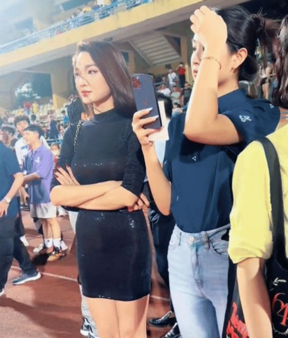 Chiều 6/10, trận Siêu cúp Bóng đá Quốc gia – Cúp THACO năm 2023 diễn ra trên SVĐ Hàng Đẫy với màn tranh tài của CLB Công an Hà Nội và CLB Đông Á Thanh Hóa. Sau khi trận đấu kết thúc, khoảnh khắc người đẹp Ngọc Nữ và Giáng My xuống sân chung vui cùng các cầu thủ được người hâm mộ ghi lại.