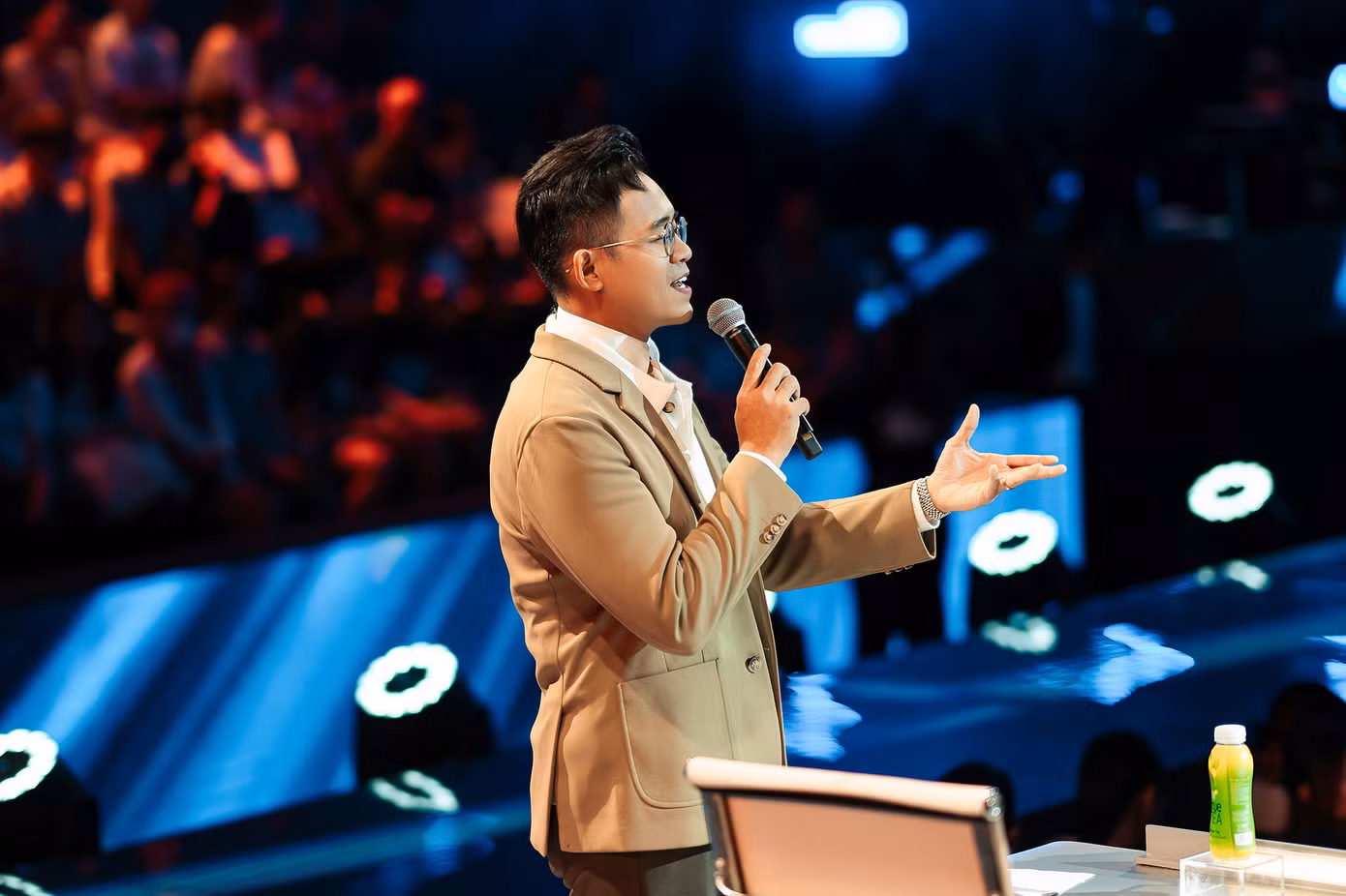 MC Đức Bảo trong live show 5 Vietnam Idol 2023. MC Đức Bảo trong live show 5 Vietnam Idol 2023.