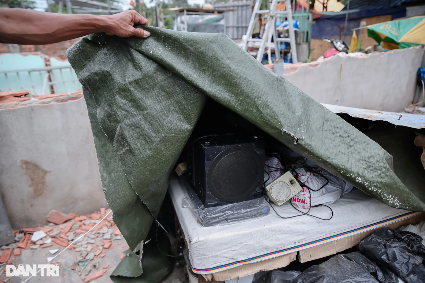 Nhiều hộ gia đình có nhà bị cưỡng chế, tháo dỡ vì chưa tìm được chỗ ở mới nên phải dùng bạt để che đậy đồ đạc tránh hỏng hóc do mưa nắng.