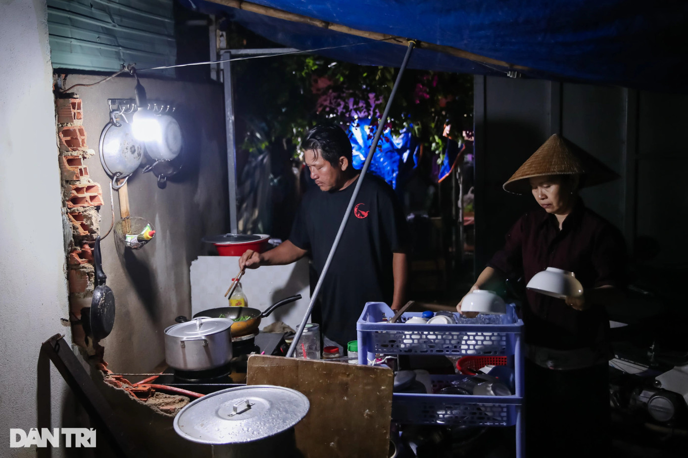 Vừa đi làm về, bà Võ Thị Kim Loan (52 tuổi, vợ ông Đức) vội vào bếp nấu ăn. Gia đình có 4 người, con gái lớn nay là sinh viên năm cuối của một trường Đại học ở TPHCM. Vì sợ ảnh hưởng đến việc học của các con, vợ chồng ông Đức quyết định thuê căn trọ giá 1,5 triệu/tháng cho 2 con tá túc.