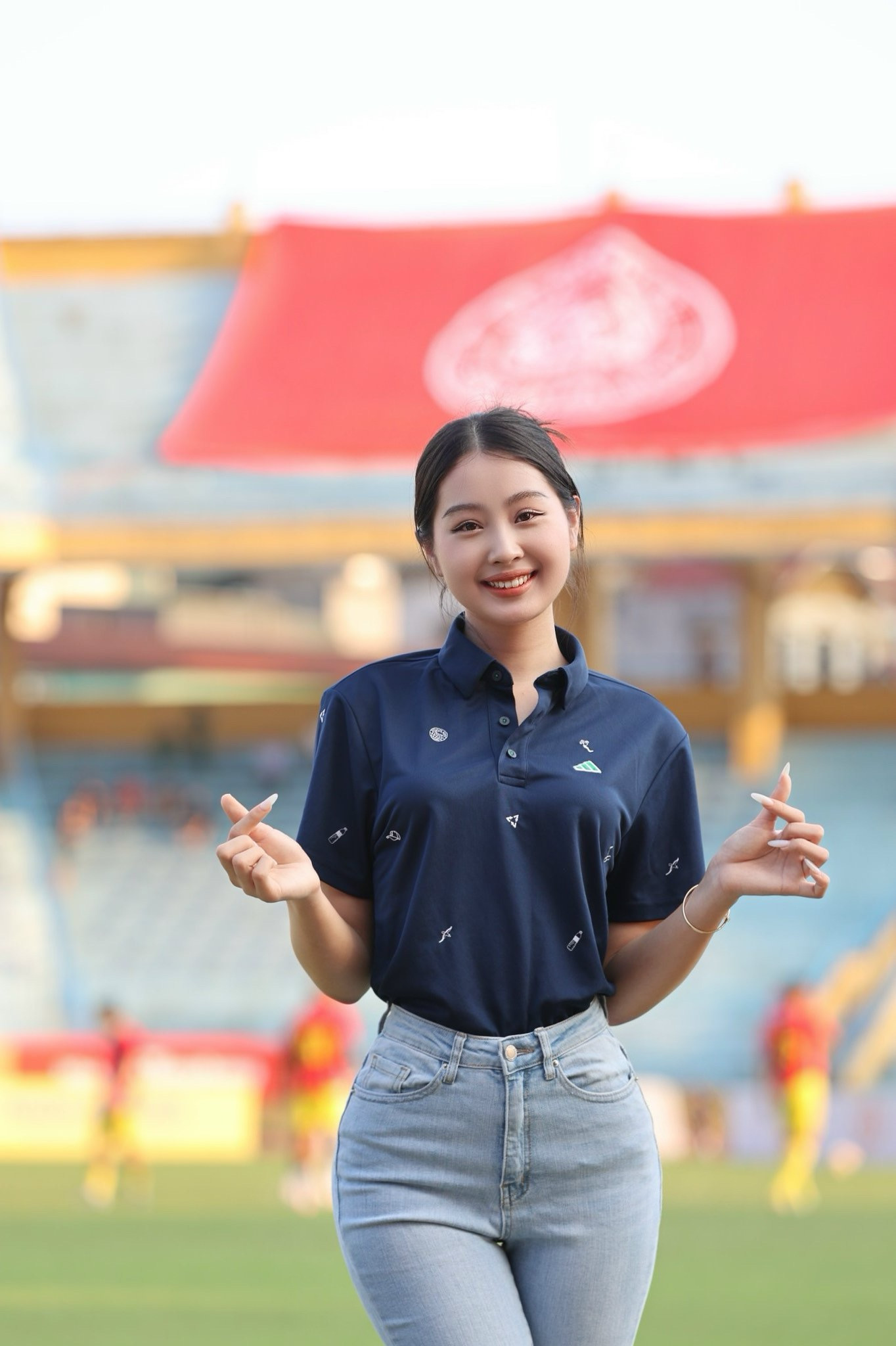 Giáng My là một trong những người đẹp đồng hành với Siêu cúp năm nay. Hôm diễn ra trận đấu, cô có mặt từ sớm cùng hàng nghìn CĐV trên SVĐ Hàng Đẫy. Chia sẻ với Tiền Phong, Giáng My cho biết cô thích thể thao và các hoạt động ngoài trời. Cô dành tình yêu đặc biệt cho bóng đá và thường theo dõi một số giải đấu lớn trong nước cũng như quốc tế. “Cuộc chạm trán giữa CLB Công an Hà Nội và Đông Á Thanh Hóa khiến tôi bất ngờ. Họ đã mang đến màn trình diễn đẹp mắt, đỉnh cao. Chiến thắng của Đông Á Thanh Hóa hoàn toàn thuyết phục. Tôi nghĩ họ đã chơi bóng hết mình để mang về chiếc cúp danh dự cho CLB”, Giáng My nói.