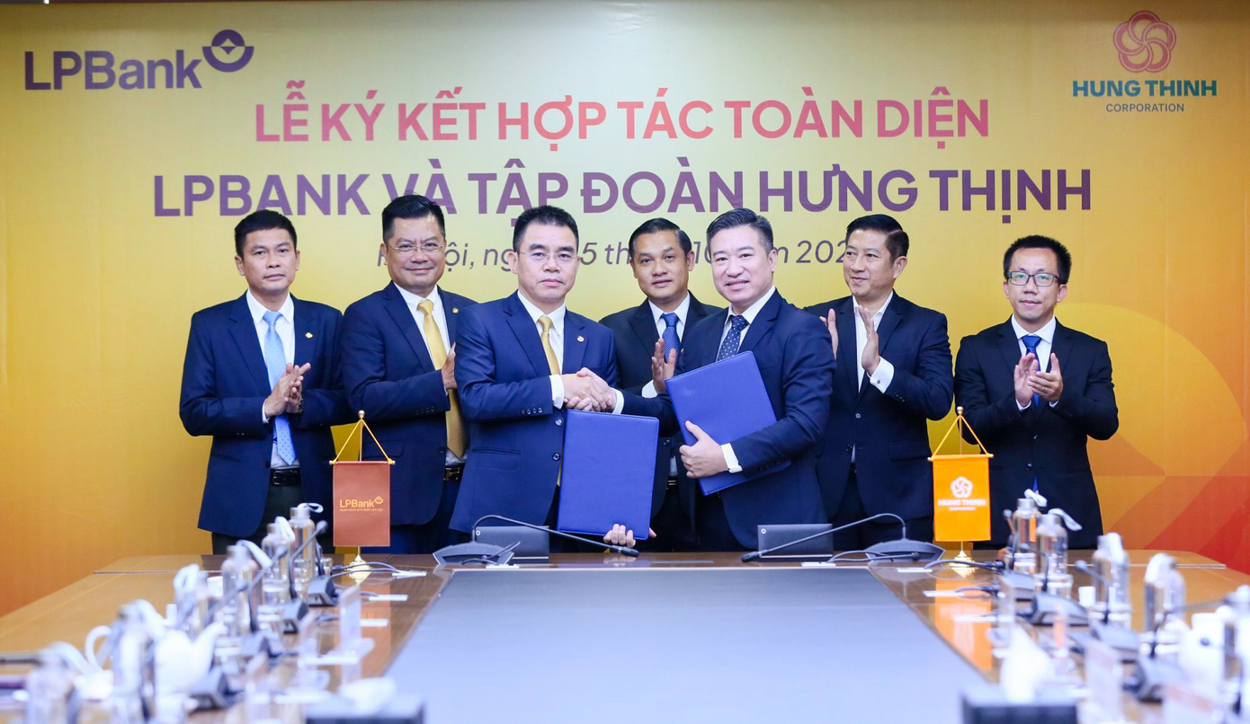 Ông Hồ Nam Tiến - Phó Chủ tịch HĐQT, Tổng Giám đốc LPBank (bên trái) và ông Nguyễn Đình Trung - Chủ tịch Tập đoàn Hưng Thịnh cùng ban lãnh đạo hai bên tại buổi ký kết hợp tác toàn diện.