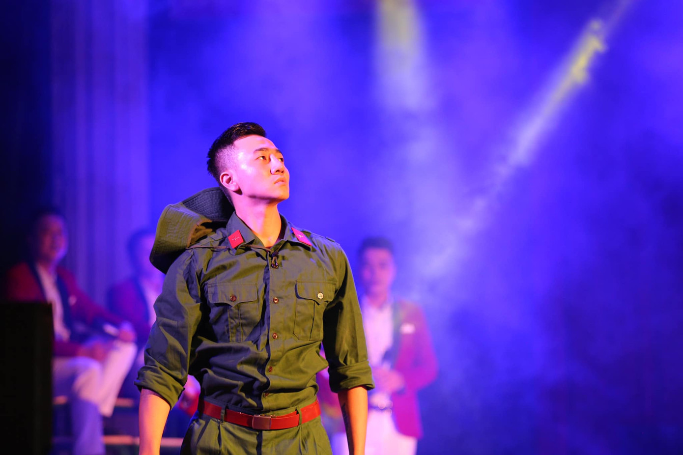 Diễn viên múa Khánh Tùng trên sân khấu biểu diễn.