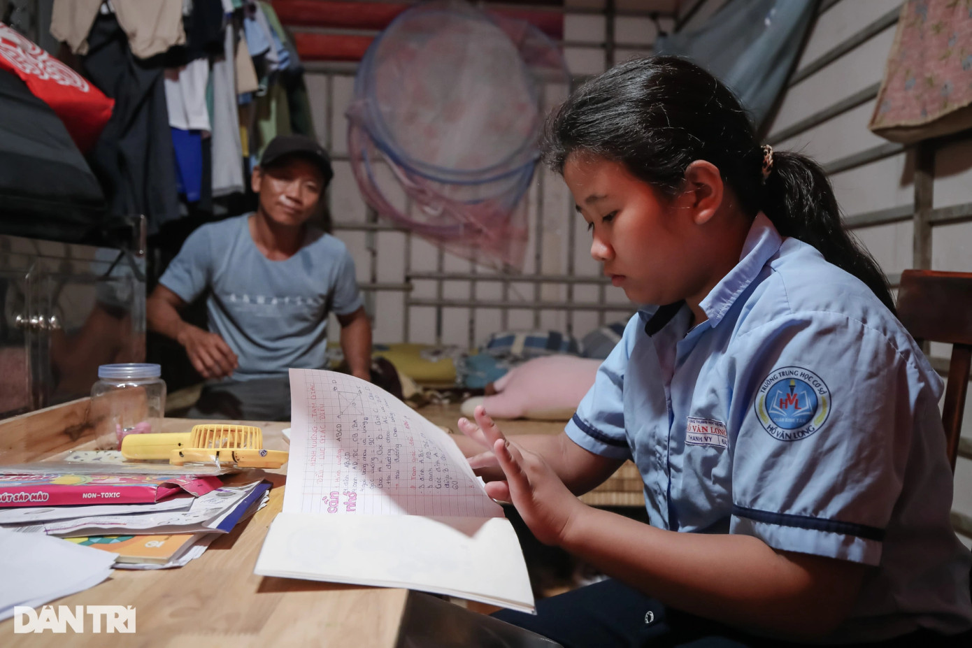 Tương tự, gia đình ông Phạm Thanh Vũ (49 tuổi, quê Tiền Giang) có 4 người phải sống trong chiếc chòi tạm bợ chưa đầy 10m2. Cuộc sống khó khăn của gia đình nay lại chồng chất khó khăn. Việc học hành của 2 đứa con gái ông Vũ cũng bị ảnh hưởng.