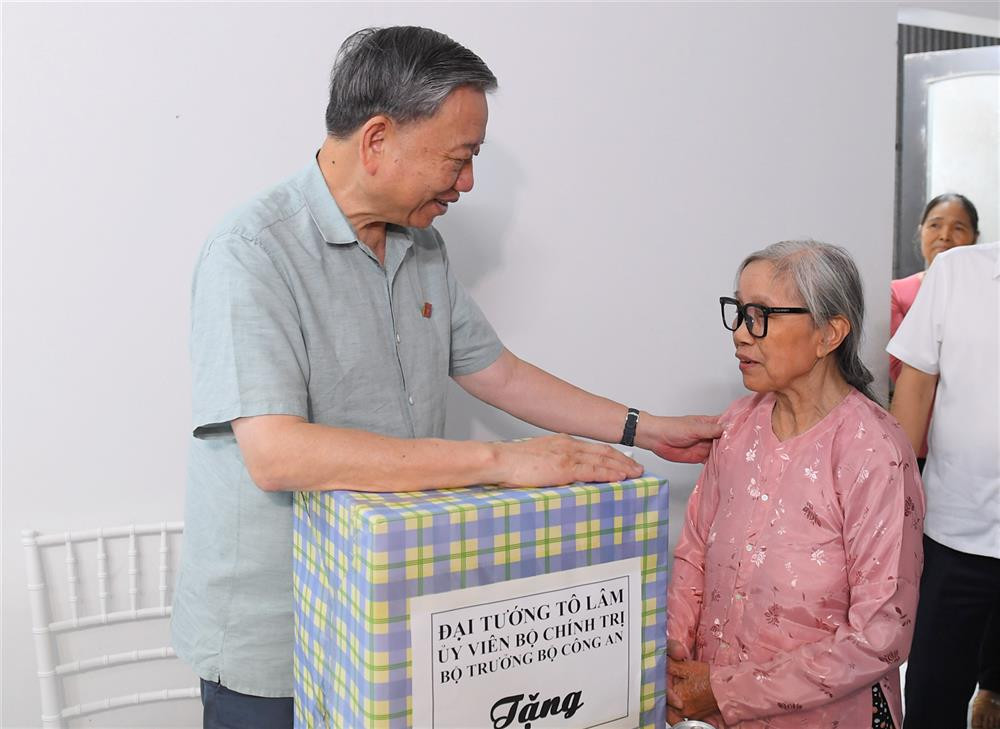 Đại tướng Tô Lâm tặng quà bà Đỗ Thị Dung là mẹ của Liệt sĩ Nguyễn Văn Luân, hy sinh năm 1985. Đại tướng Tô Lâm tặng quà bà Đỗ Thị Dung là mẹ của Liệt sĩ Nguyễn Văn Luân, hy sinh năm 1985.