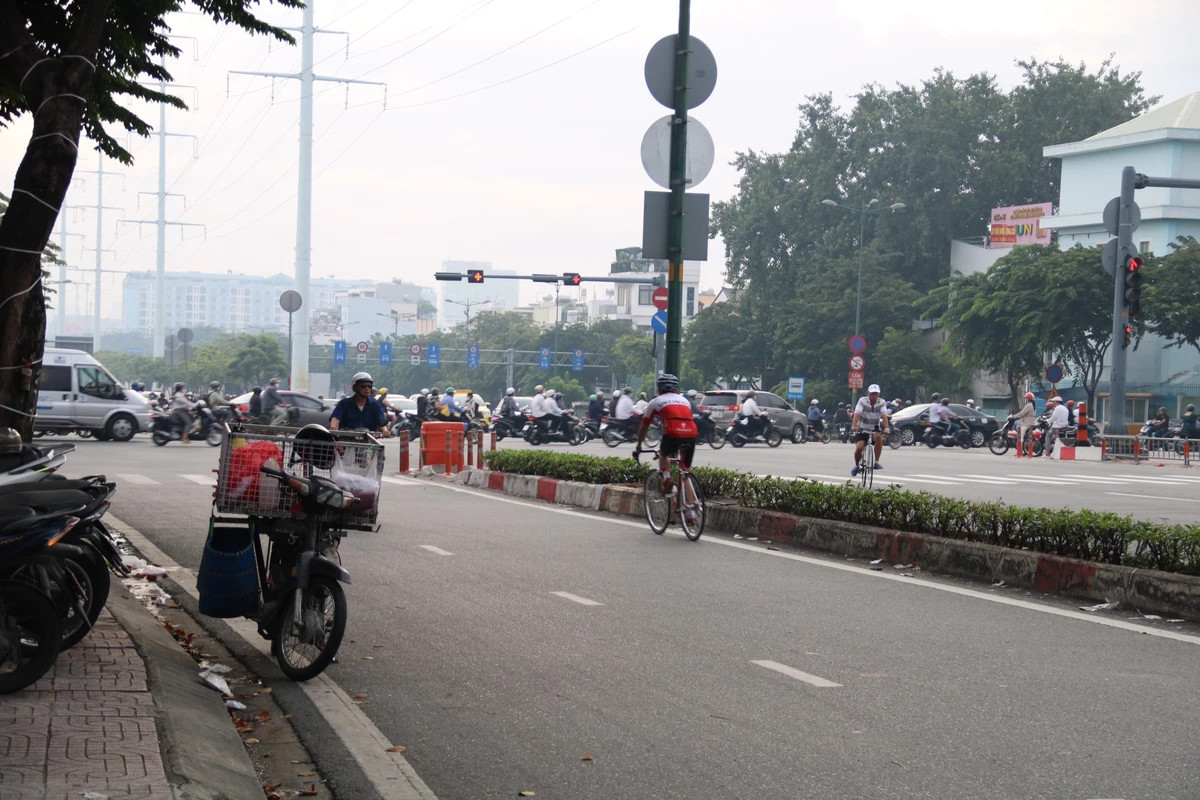 Một người chạy xe đạp ngược chiều trên đường Phạm Văn Đồng.