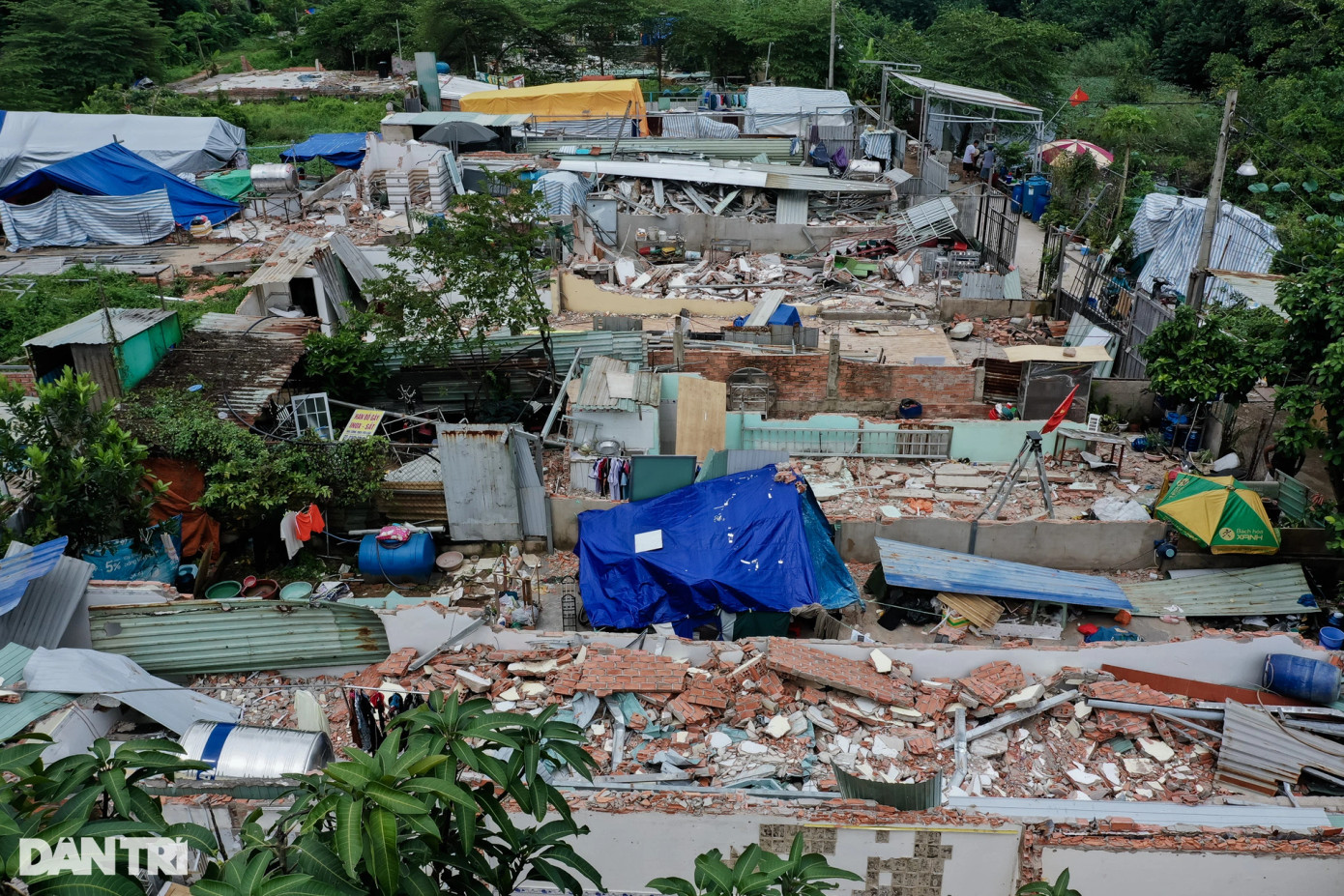 Khu vực phía sau trường THPT Bình Tân (phường Tân Tạo, quận Bình Tân) có 21 căn nhà bị cưỡng chế, tháo dỡ. Nhiều căn rộng cả trăm mét vuông, xây dựng 2-3 tầng. Sau khi bị tháo dỡ nhà, nhiều hộ dân vẫn chưa tìm được nơi ở mới, dựng chòi tạm với vài thanh sắt, phủ bạt làm nơi tránh mưa, tránh nắng sống qua ngày.