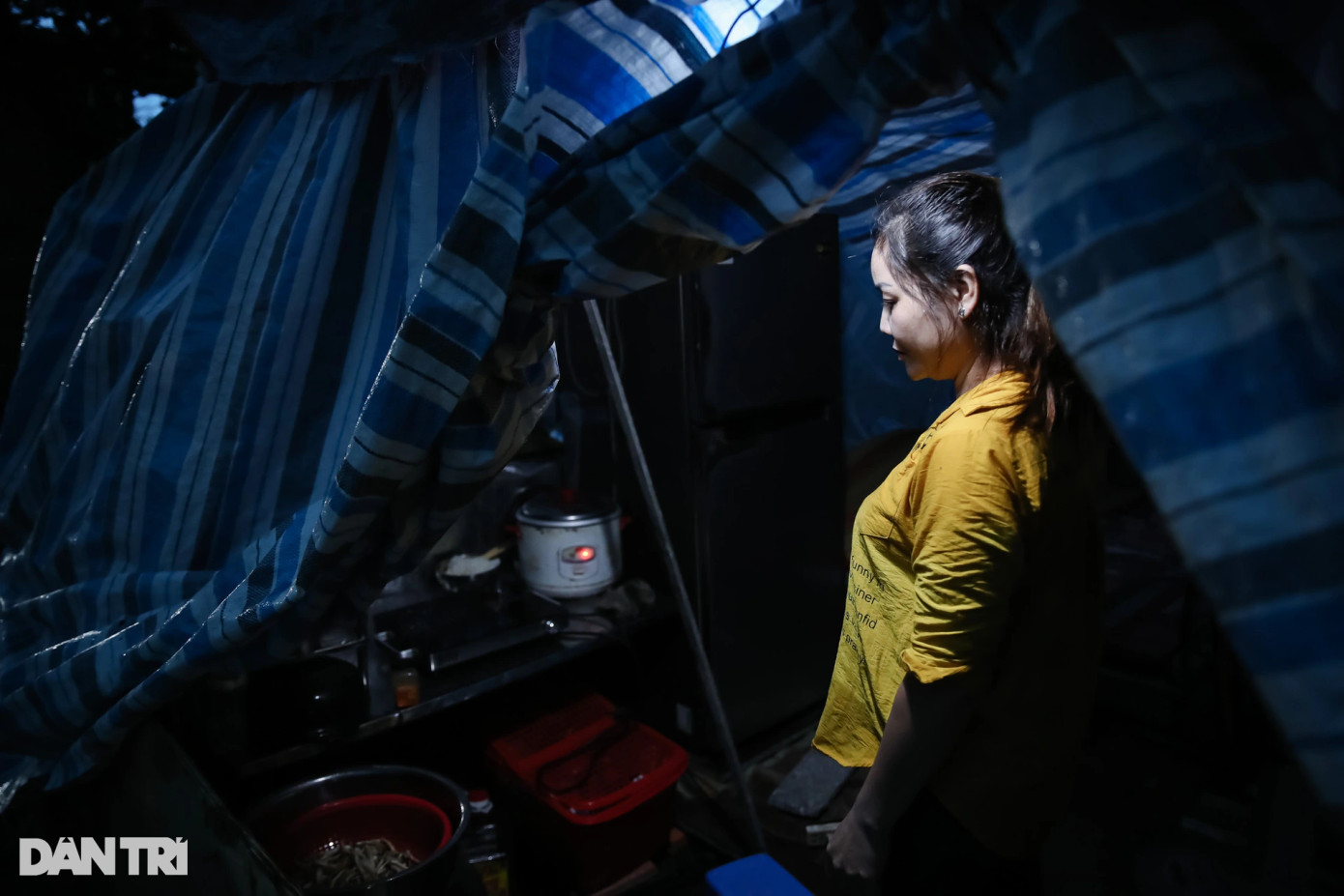 18h, trở về căn chòi tạm sau giờ làm việc tại công xưởng, chị Trương Thị Mai (48 tuổi, quê Quảng Bình) thất thần khi nhìn đống đồ đạc bị ướt đẫm do mưa lớn, chiếc bếp từ là thứ tài sản có giá trị duy nhất của gia đình chị cũng bị ẩm không hoạt động được nữa. "Tích góp bao năm vợ chồng tôi đổ dồn vào căn nhà cả rồi, bây giờ muốn ra ở trọ cũng không còn tiền nữa. Sai thì cũng đã sai, chúng tôi vẫn chấp hành nghiêm chỉnh tháo dỡ nhà để trả đất cho nhà nước. Nhưng chúng tôi hoàn cảnh khó khăn, mong chính quyền có chính sách hỗ trợ...", chị Mai bộc bạch.