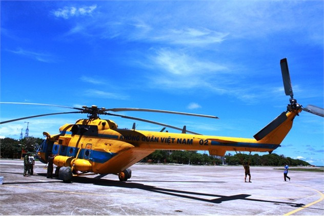 Máy bay của Sư đoàn 370 hạ cánh xuống đường băng trên đảo Trường Sa lớn