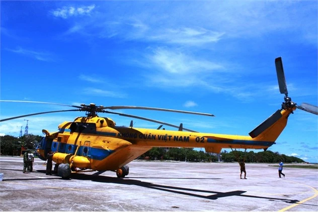 Máy bay của Sư đoàn 370 hạ cánh xuống đường băng trên đảo Trường Sa lớn