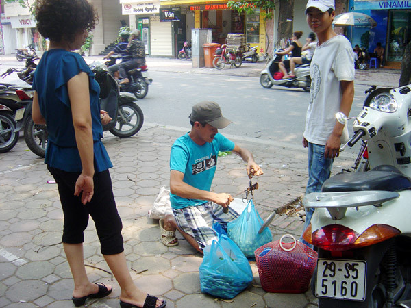 ...thành cân, thành lạng bán cho người đi đường