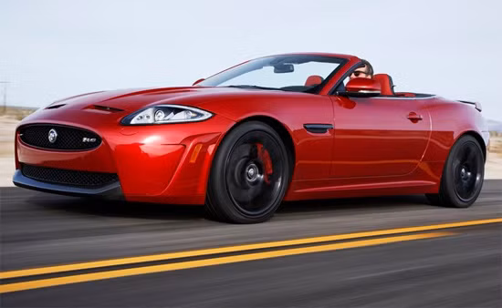 Jaguar XKR-S Convertible sử dụng động cơ 5 lít V8 công suất 550 mã lực và mô-men xoắn cực đại 680 Nm. Thời gian tăng tốc 4,2 giây và tốc độ tối đa 300 km/h