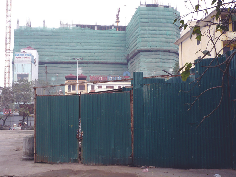 Một phần Bến xe Hà Đông đã được quây rào để triển khai dự án khu hỗn hợp cao tầng Sông Đà. Ảnh: Trọng Đảng. Một phần Bến xe Hà Đông đã được quây rào để triển khai dự án khu hỗn hợp cao tầng Sông Đà. Ảnh: Trọng Đảng