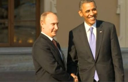 2 người cùng bắt tay thân mật