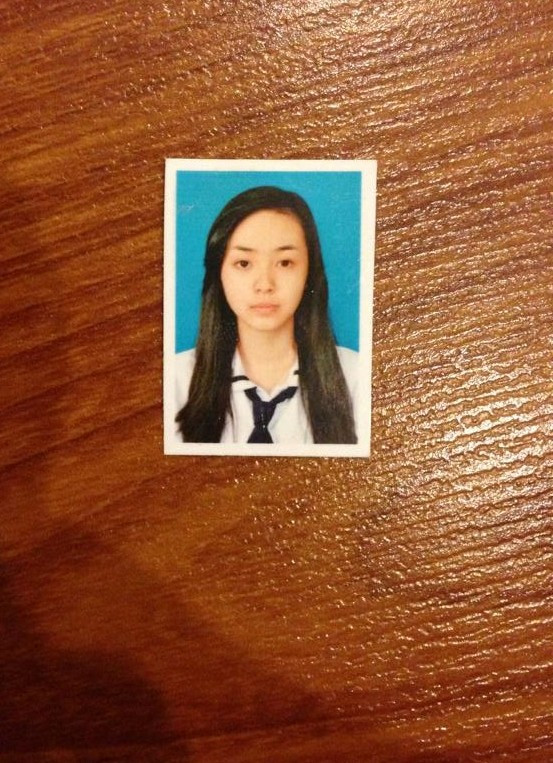 Đôi mắt to, sống mũi cao của Bảo Trân vẫn "đâu ra đấy" trên tấm ảnh thẻ. Là một hot girl khá ngoan hiền nên không khó để người khác được xem ảnh mặt mộc của "cô dâu 12 tuổi". Đôi mắt to, sống mũi cao của Bảo Trân vẫn