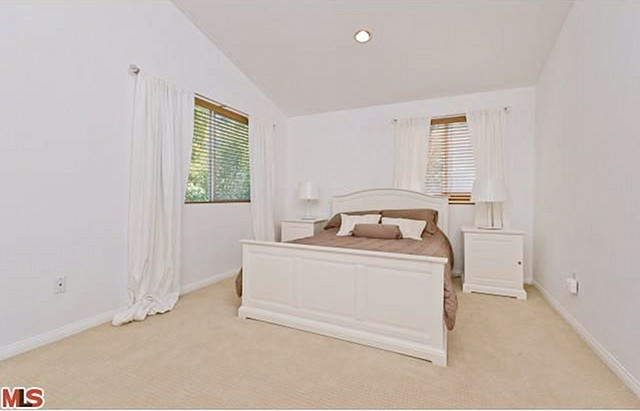 Phòng khách sử dụng gam màu trắng nhưng không hề có cảm giác lạnh lẽo. Phòng bếp mang phong cách Địa Trung Hải. Phòng ngủ có ban công phía ngoài, một không gian lãng mạn!