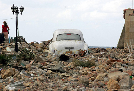 Chiếc Chevrolet đời 1959 đã không thể chống chọi được với sức mạnh của thời gian. Cỗ máy yên nghỉ trên bờ biển Miramar ở Havana vào ngày 26/10/2005, sau trận bão Wilma