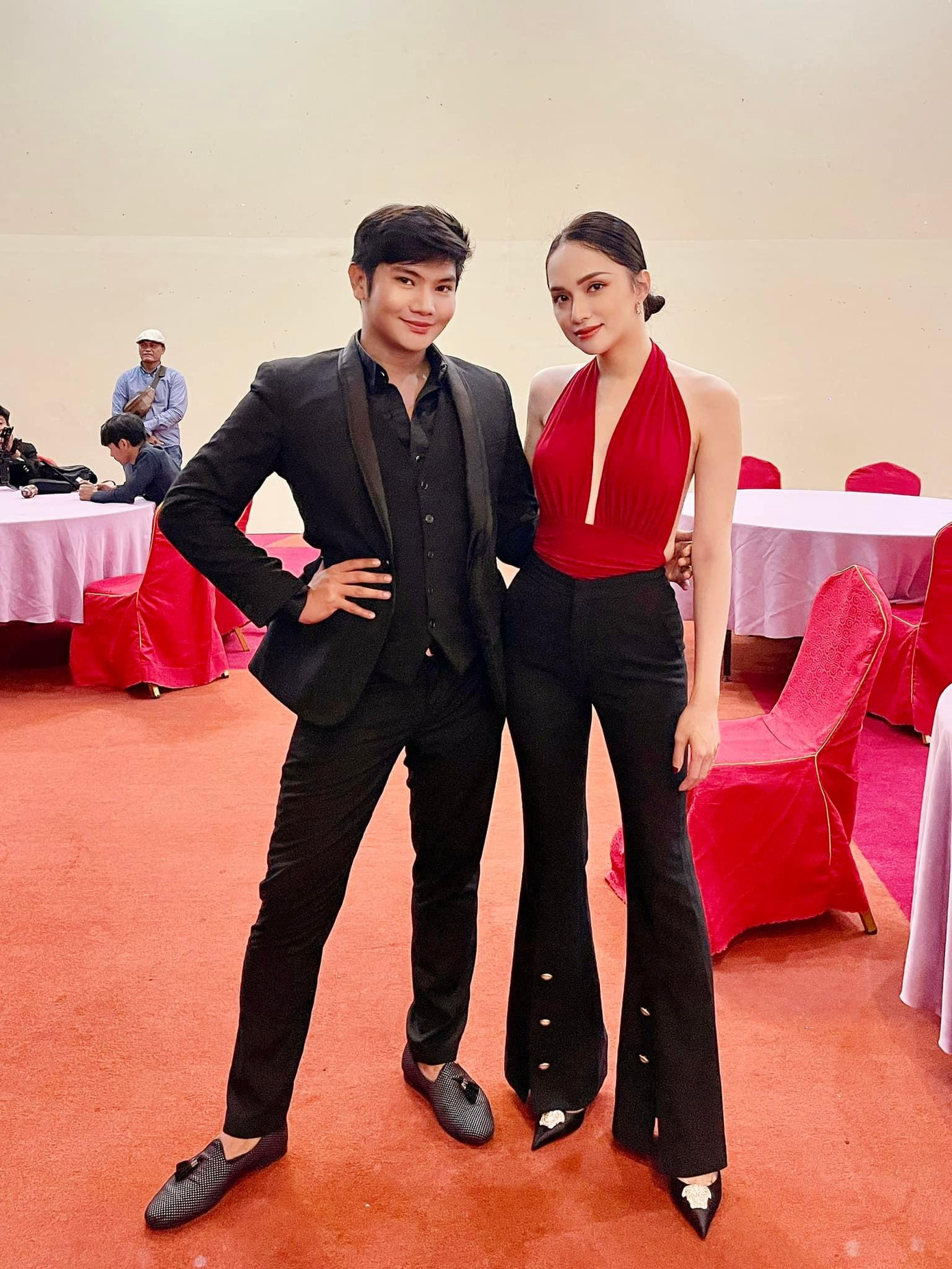 Hoa hậu Hương Giang và CEO Pawee Ventura vui vẻ chụp ảnh cùng nhau. Hoa hậu Hương Giang và CEO Pawee Ventura vui vẻ chụp ảnh cùng nhau.