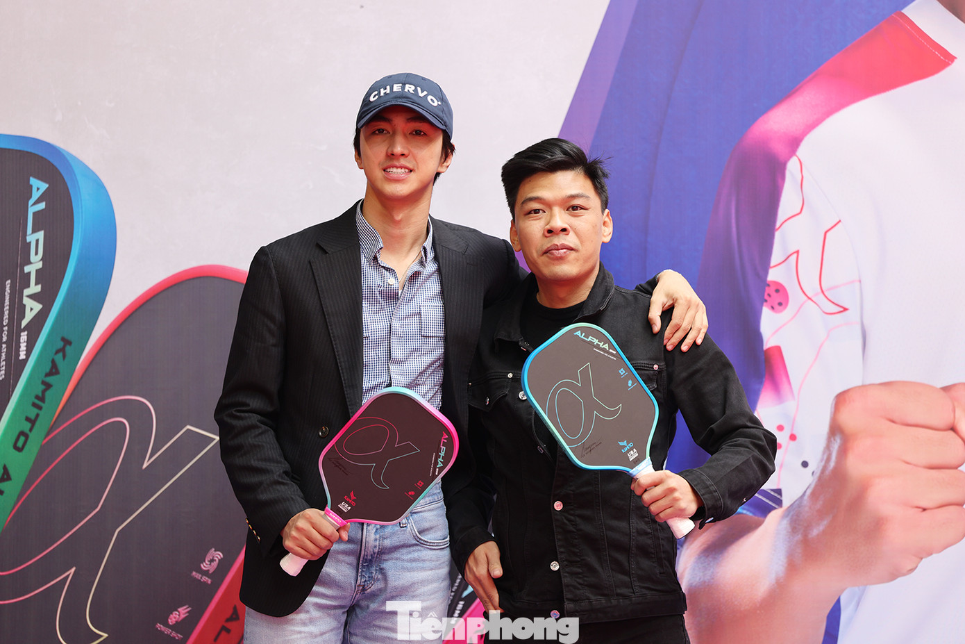 Nghệ sĩ Bình An và Trung Ruồi cầm trên tay chiếc vợt pickleball Kamito Alpha. Nghệ sĩ Bình An và Trung Ruồi cầm trên tay chiếc vợt pickleball Kamito Alpha.