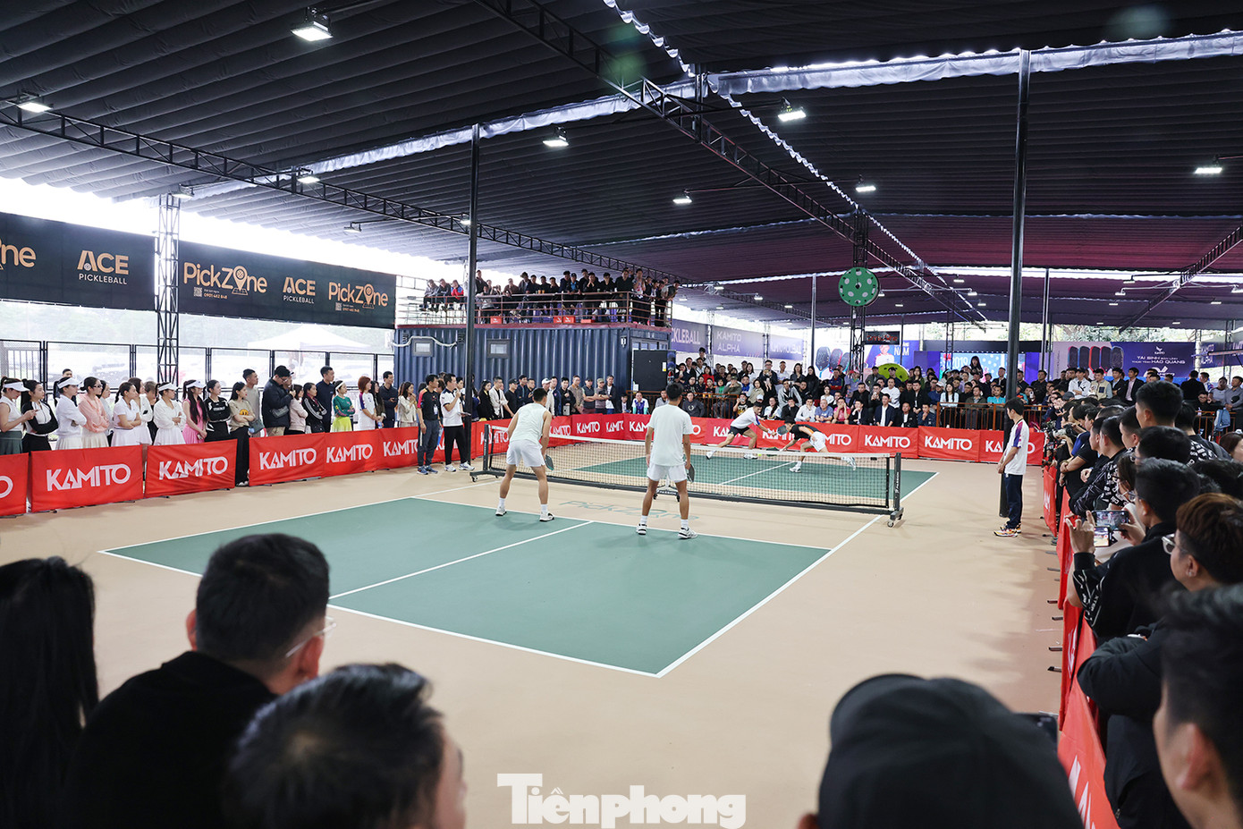 Trận đấu với những tay vợt pickleball top 1 thế giới thu hút rất đông người hâm mộ đến xem. Trận đấu với những tay vợt pickleball top 1 thế giới thu hút rất đông người hâm mộ đến xem.