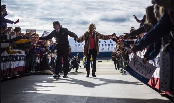 Vợ chồng ứng viên Mitt Romney bắt tay những người ủng hộ tại bang Ohio hôm 3 tháng 10