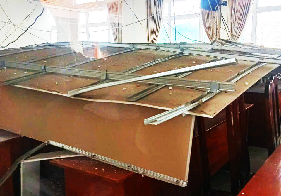 Mảng trần thạch cao bị sập đè lên nhiều bộ bàn ghế
