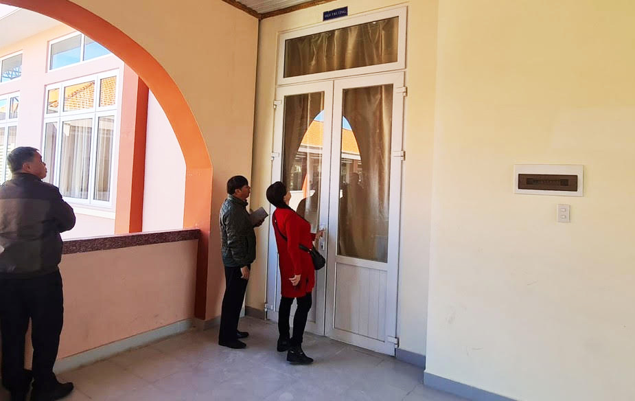 Hội trường, nơi xảy ra sự cố bị khóa cửa, che rèm kín mít