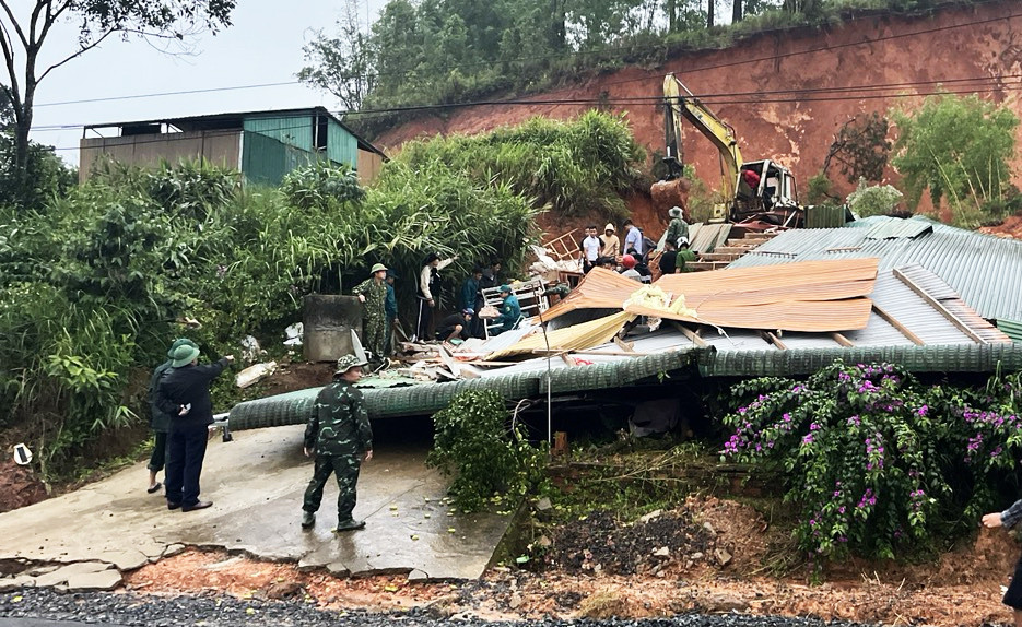 Nhiều lực lượng tham gia công tác cứu hộ Nhiều lực lượng tham gia công tác cứu hộ