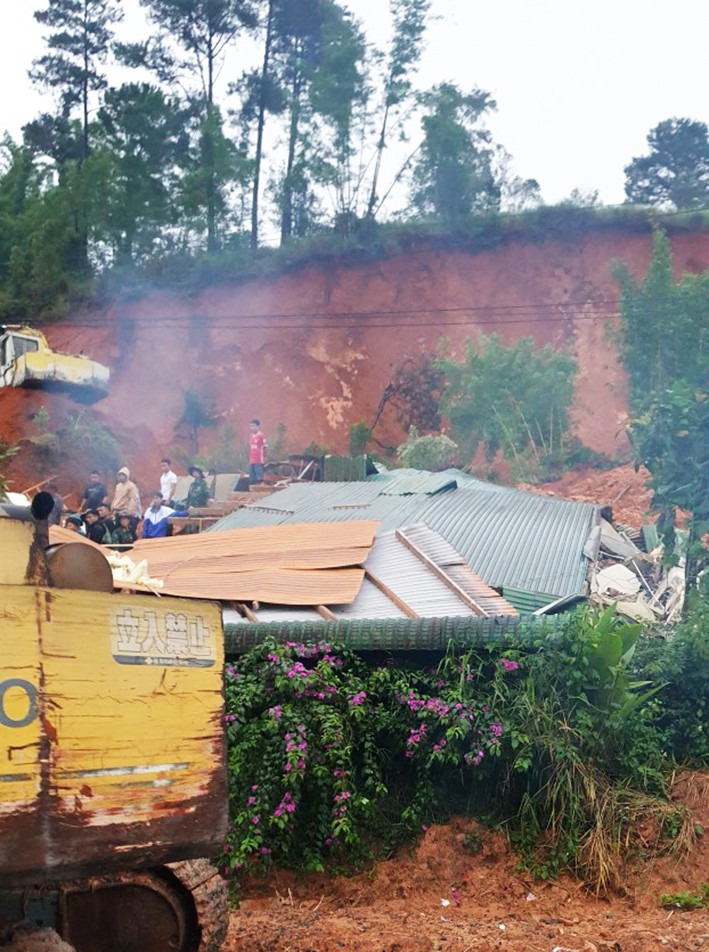 Căn nhà của nạn nhân được xây dựng dưới chân đồi Căn nhà của nạn nhân được xây dựng dưới chân đồi