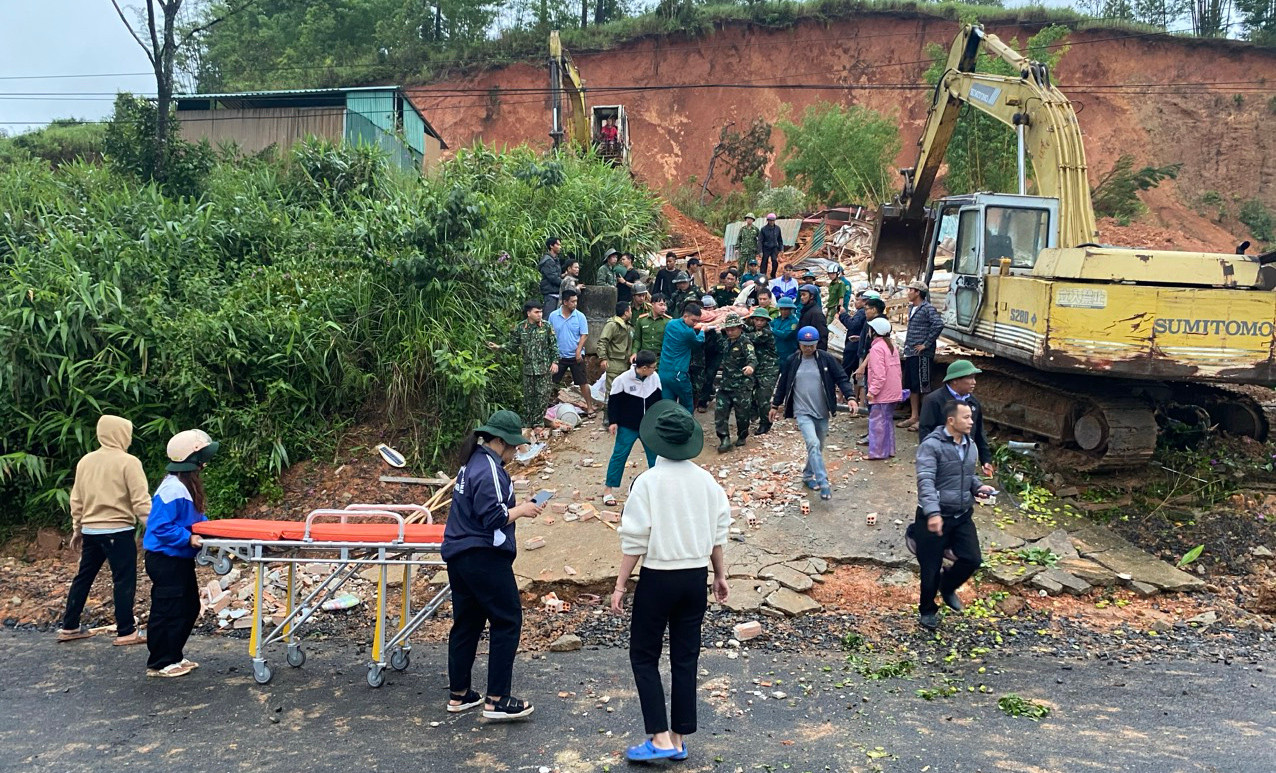 Hiện trường vụ sạt lở khiến 1 người tử vong ở Lâm Đồng vào sáng 15/7 Hiện trường vụ sạt lở khiến 1 người tử vong ở Lâm Đồng vào sáng 15/7