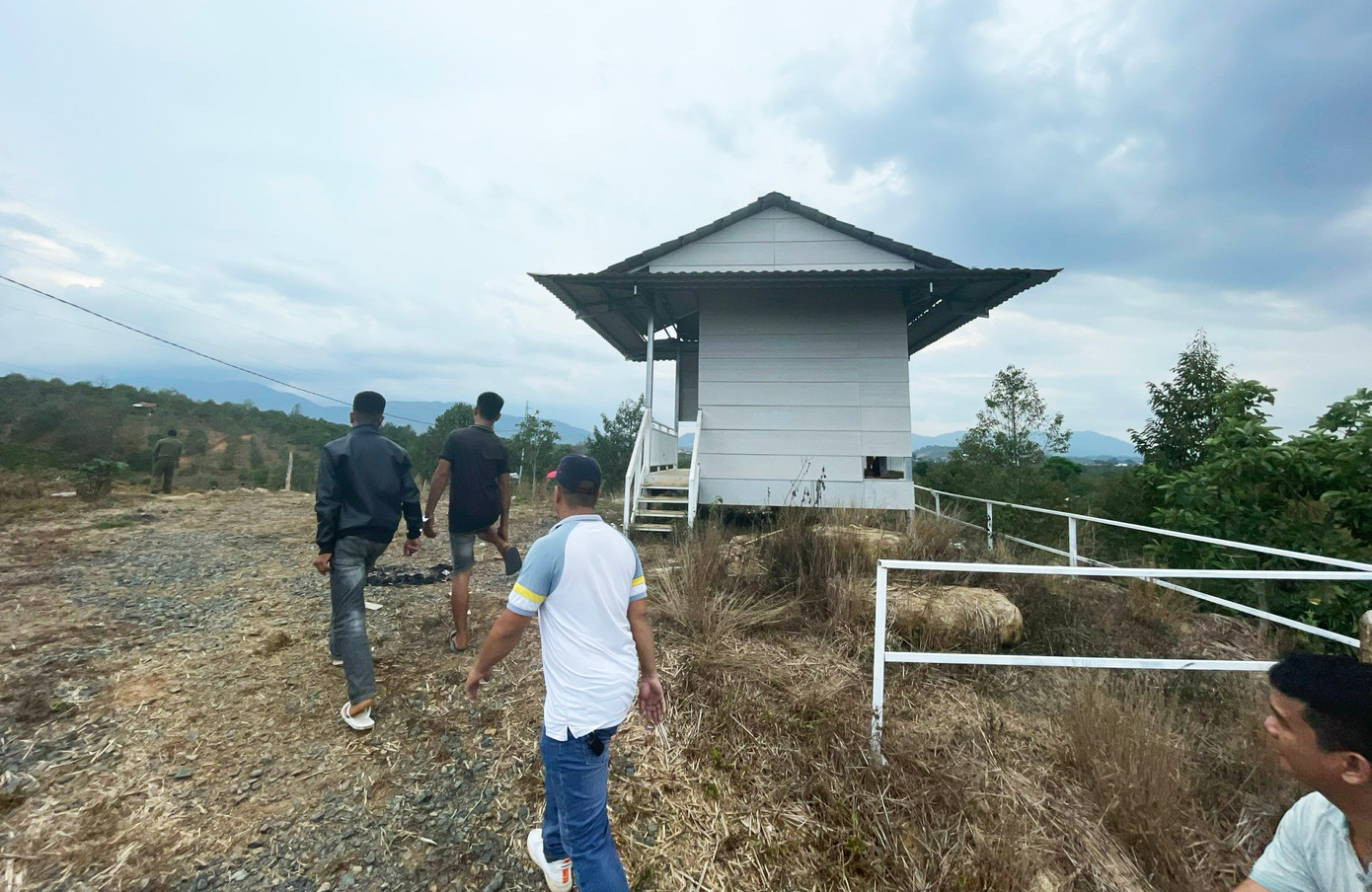 Công an đưa các đối tượng đi thực nghiệm hiện trường vụ án Công an đưa các đối tượng đi thực nghiệm hiện trường vụ án