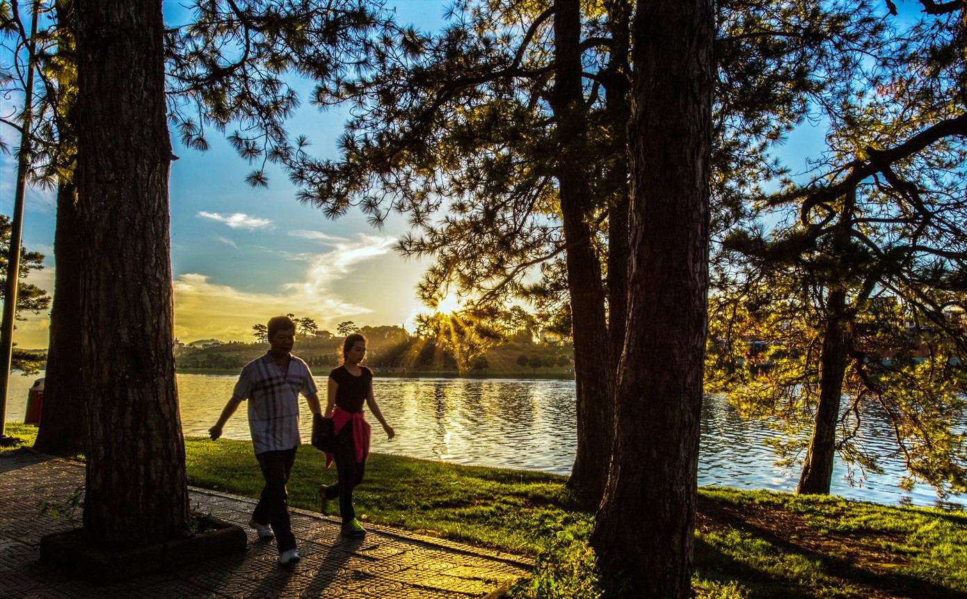 Đi bộ, ngắm hồ Xuân Hương thơ mộng về đêm. Đi bộ, ngắm hồ Xuân Hương thơ mộng về đêm.