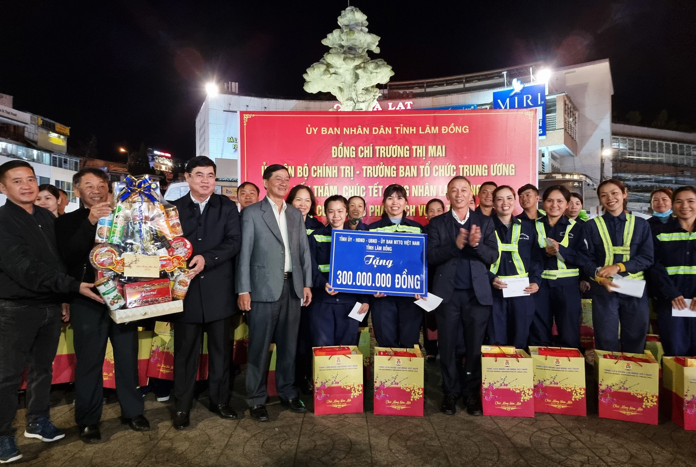 Lãnh đạo tỉnh Lâm Đồng trao quà cho đại diện Công ty CP Dịch vụ đô thị Đà Lạt Lãnh đạo tỉnh Lâm Đồng trao quà cho đại diện Công ty CP Dịch vụ đô thị Đà Lạt