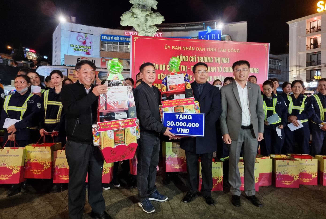 Lãnh đạo UBND TP Đà Lạt trao quà cho công nhân vệ sinh môi trường đô thị Lãnh đạo UBND TP Đà Lạt trao quà cho công nhân vệ sinh môi trường đô thị