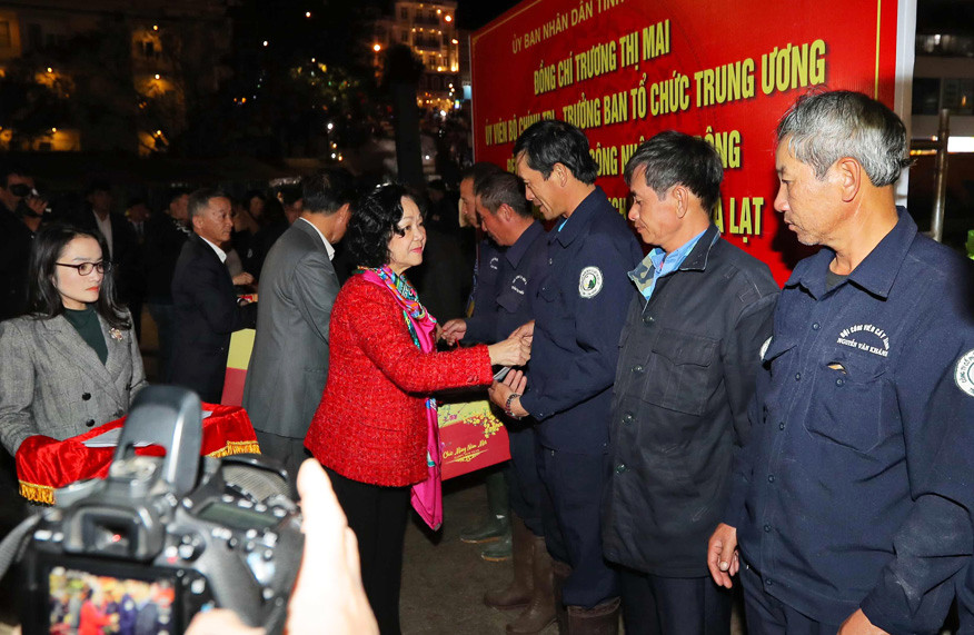 Bà Trương Thị Mai thăm hỏi công nhân Công ty CP Dịch vụ đô thị Đà Lạt Bà Trương Thị Mai thăm hỏi công nhân Công ty CP Dịch vụ đô thị Đà Lạt
