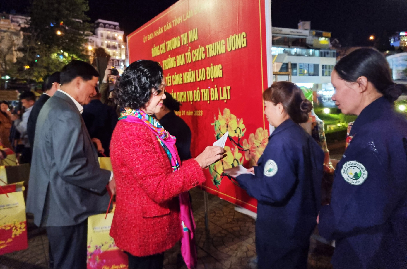 Bà Mai tặng quà cho nữ công nhân vệ sinh đang làm nhiệm vụ trong đêm giao thừa Bà Mai tặng quà cho nữ công nhân vệ sinh đang làm nhiệm vụ trong đêm giao thừa