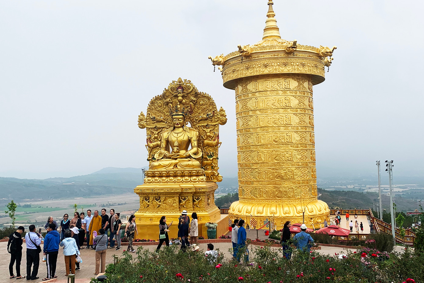 Bảo tháp Kinh luân và một tượng Phật ở Samten Hills Dalat.